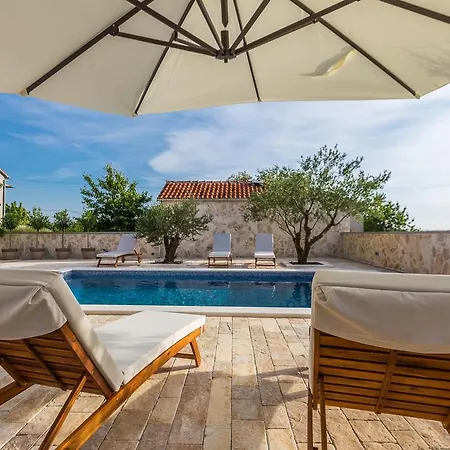 Tina With Swimming Pool, Tennis Court, Games Room, Sauna, Gym, Bbq