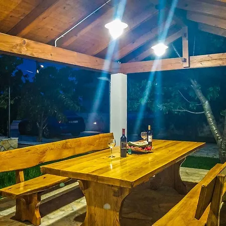 Tina With Swimming Pool, Tennis Court, Games Room, Sauna, Gym, Bbq * Policnik