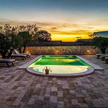 Tina With Swimming Pool, Tennis Court, Games Room, Sauna, Gym, Bbq Willa *