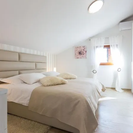 Tina With Swimming Pool, Tennis Court, Games Room, Sauna, Gym, Bbq *