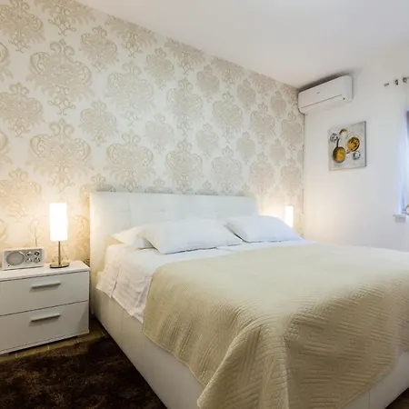 Tina With Swimming Pool, Tennis Court, Games Room, Sauna, Gym, Bbq *