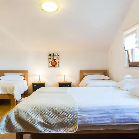 Tina With Swimming Pool, Tennis Court, Games Room, Sauna, Gym, Bbq