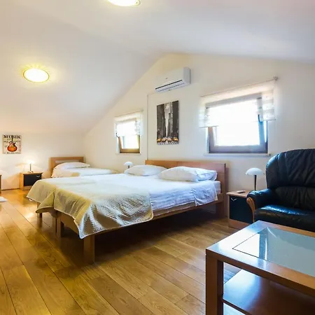 Tina With Swimming Pool, Tennis Court, Games Room, Sauna, Gym, Bbq *