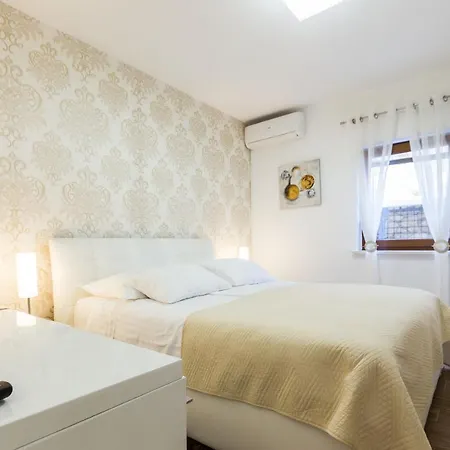 Tina With Swimming Pool, Tennis Court, Games Room, Sauna, Gym, Bbq Βίλα