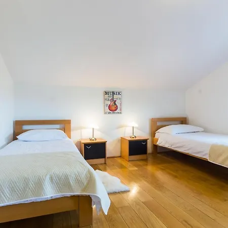 Tina With Swimming Pool, Tennis Court, Games Room, Sauna, Gym, Bbq Policnik