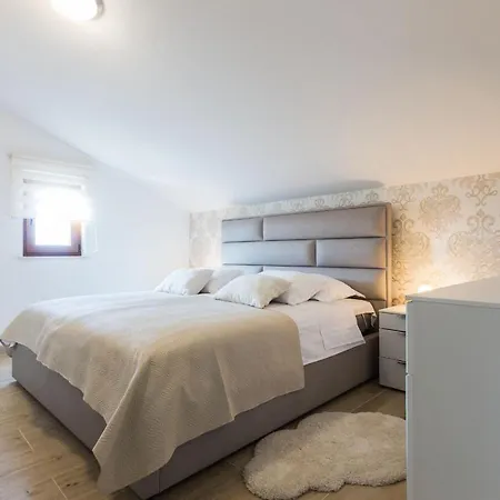 Tina With Swimming Pool, Tennis Court, Games Room, Sauna, Gym, Bbq Βίλα