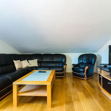 Tina With Swimming Pool, Tennis Court, Games Room, Sauna, Gym, Bbq Vila