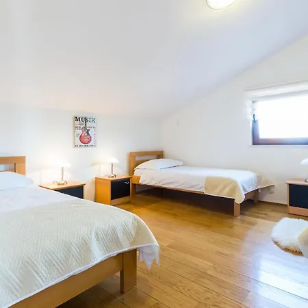 Vila Tina With Swimming Pool, Tennis Court, Games Room, Sauna, Gym, Bbq Policnik