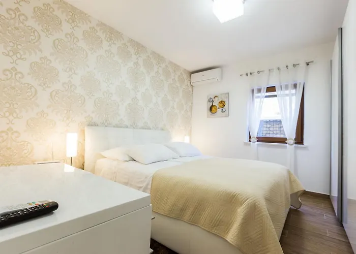 Tina With Swimming Pool, Tennis Court, Games Room, Sauna, Gym, Bbq Policnik