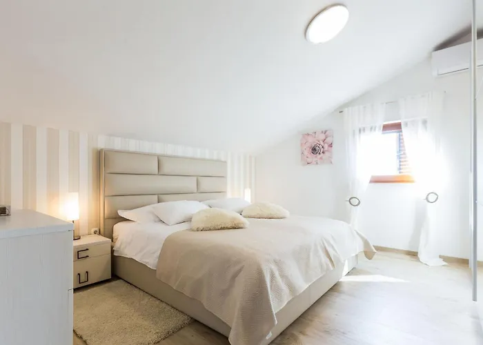 Villa Tina With Swimming Pool, Tennis Court, Games Room, Sauna, Gym, Bbq