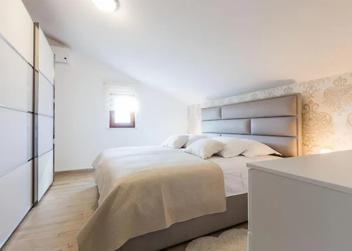 Villa Tina With Swimming Pool, Tennis Court, Games Room, Sauna, Gym, Bbq Policnik