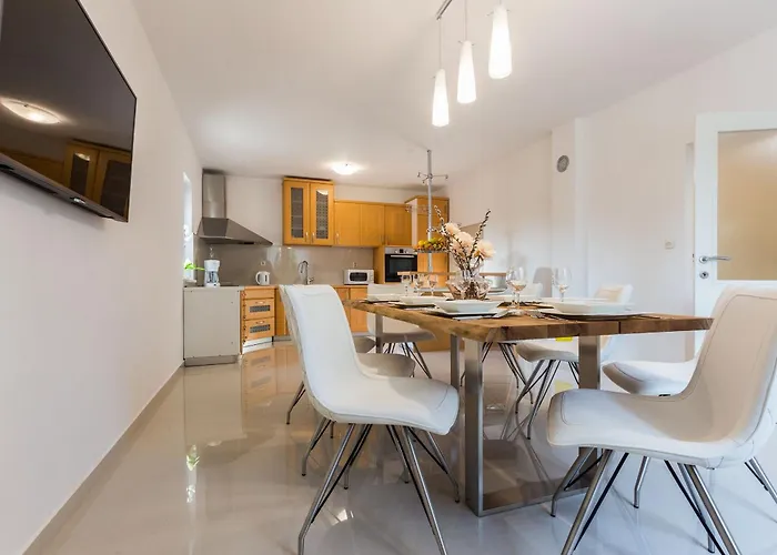 Villa Tina With Swimming Pool, Tennis Court, Games Room, Sauna, Gym, Bbq