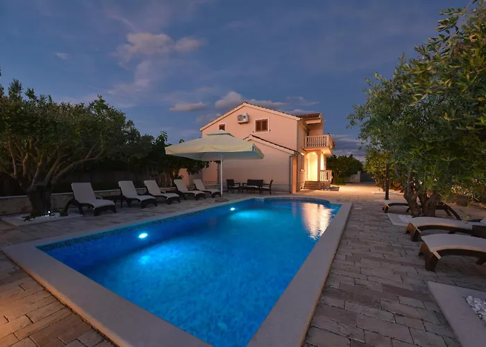 Tina With Swimming Pool, Tennis Court, Games Room, Sauna, Gym, Bbq Villa *