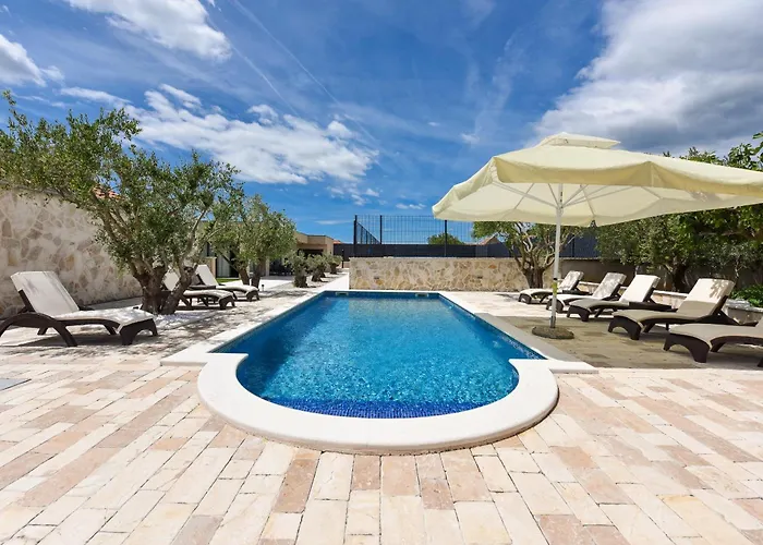 Tina With Swimming Pool, Tennis Court, Games Room, Sauna, Gym, Bbq *