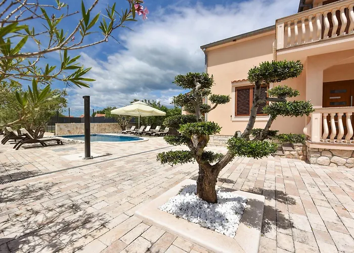 Tina With Swimming Pool, Tennis Court, Games Room, Sauna, Gym, Bbq *