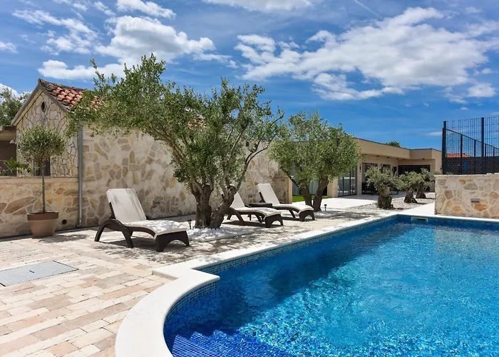 Villa Tina With Swimming Pool, Tennis Court, Games Room, Sauna, Gym, Bbq *