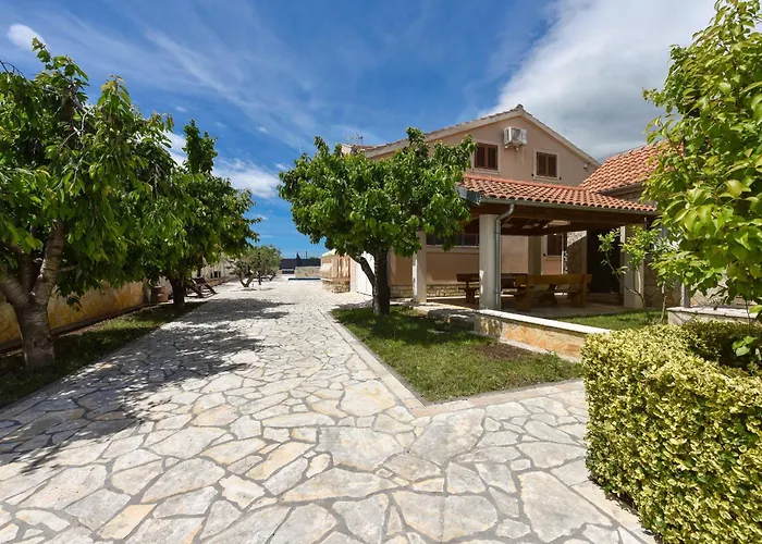 Tina With Swimming Pool, Tennis Court, Games Room, Sauna, Gym, Bbq Вилла