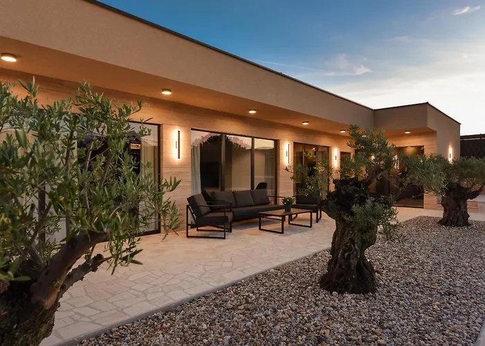 Tina With Swimming Pool, Tennis Court, Games Room, Sauna, Gym, Bbq *