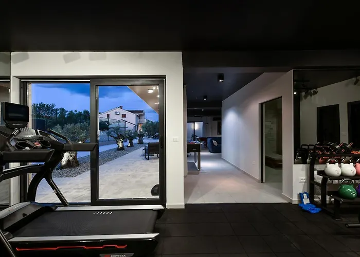 Tina With Swimming Pool, Tennis Court, Games Room, Sauna, Gym, Bbq Villa