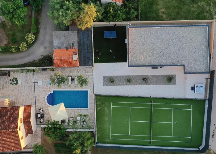 Tina With Swimming Pool, Tennis Court, Games Room, Sauna, Gym, Bbq * Policnik