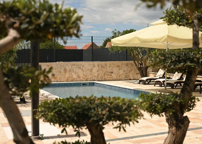 Tina With Swimming Pool, Tennis Court, Games Room, Sauna, Gym, Bbq * Policnik