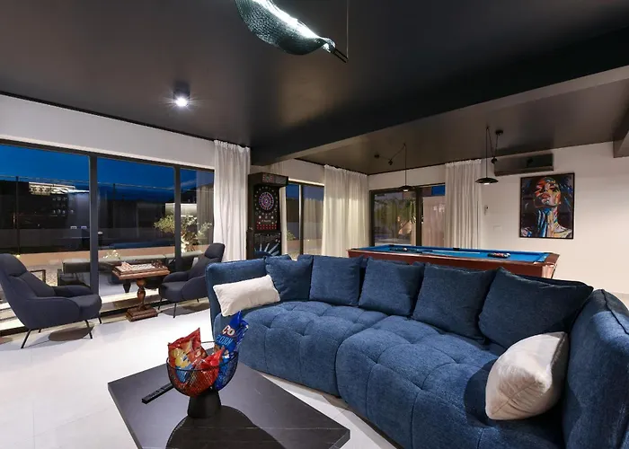 Tina With Swimming Pool, Tennis Court, Games Room, Sauna, Gym, Bbq