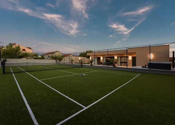Tina With Swimming Pool, Tennis Court, Games Room, Sauna, Gym, Bbq Villa
